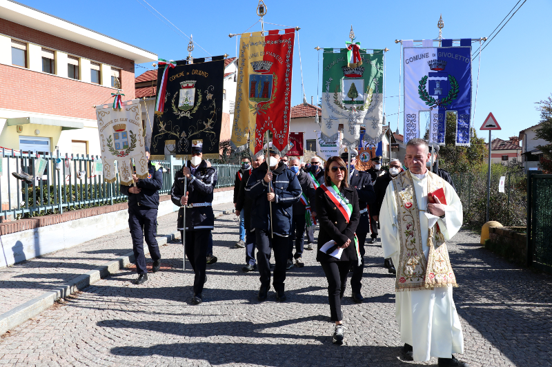 Corteo verso il Cippo con il nuovo Parroco Don Salvatore